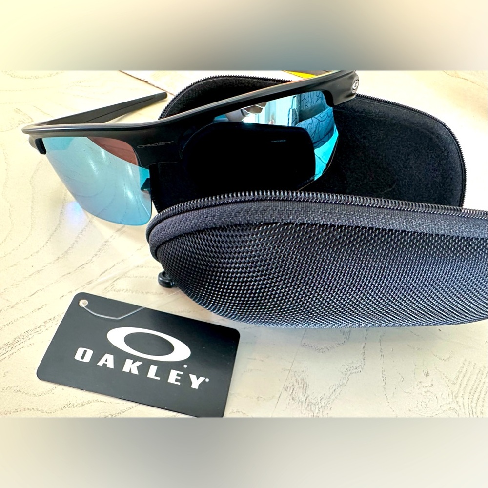 Oakley sunglasses-unisex- Black - Comes with case. New With Tag